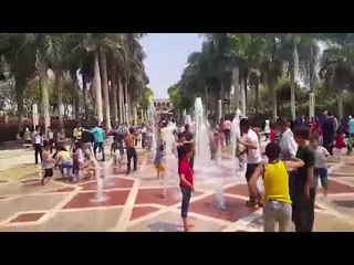 صدى البلد |  نافورة" الأزهر بارك" تتحول لمصيف جماعى للأطفال