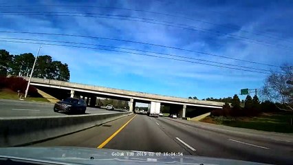 Un conducteur trop pressé se prend une voiture