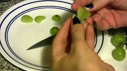 les raisins font des étincelles dans le micro-onde