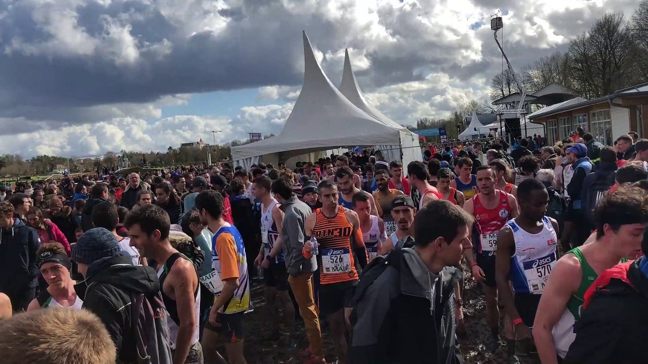 Cross-country - La cohue à l’arrivée des « France » de cross court à Vittel