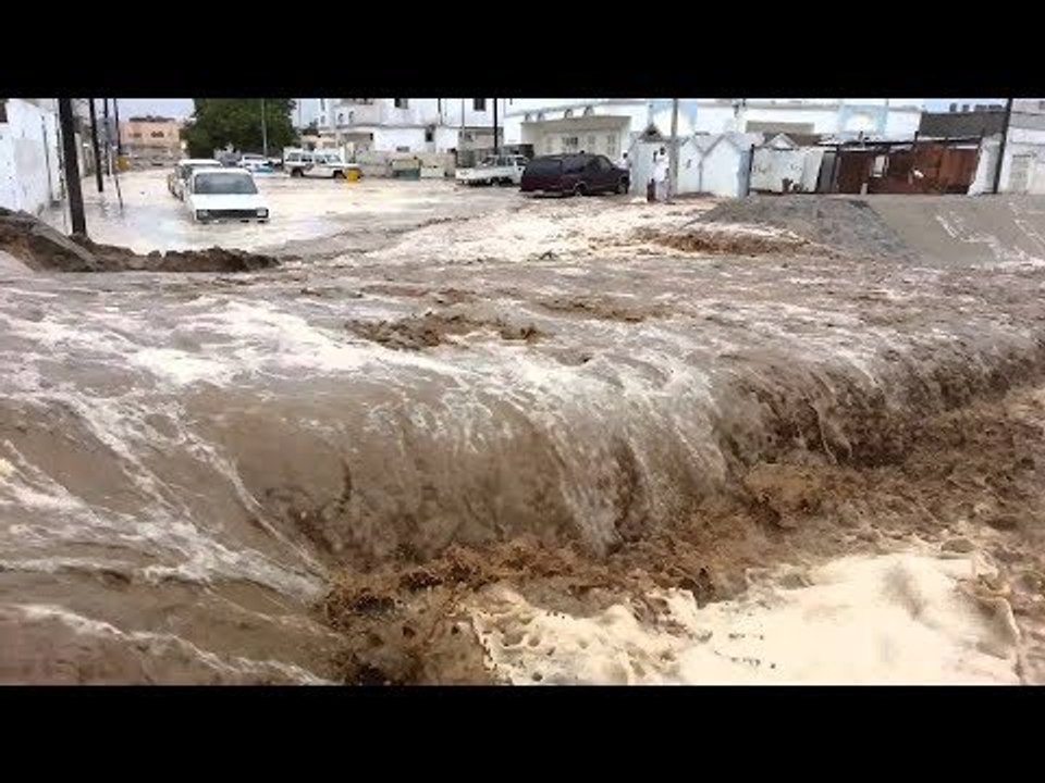 صدى البلد | "شاليهات" العين السخنة تغرق في مياه السيول.. واستغاثة من احدى الاسر "الحقونا بنموت"