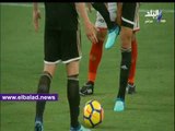 صدى البلد | حكم مهرجان اعتزال حسام غالي يوقف المباراة بسبب حذاء لاعب اياكس