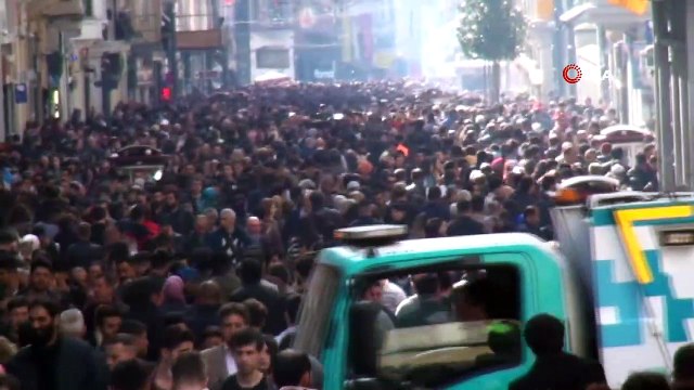 Güneşli havayı fırsat bilenler İstiklal Caddesi’ne akın etti