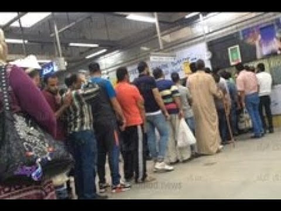 صدى البلد | إقبال كبير على شبابيك تذاكر مترو الانفاق
