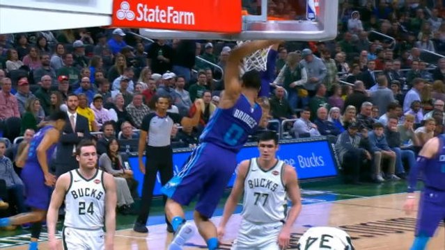 لقطة: كرة سلّة: مايلز بريدجس يُحلّق ويُسجّل سلّة ساحقة خرافية