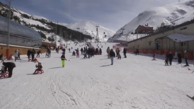 Palandöken'de Güneşli Havada Kayak