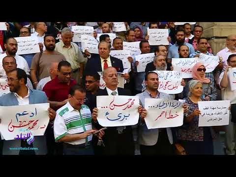 صدى البلد | وقفة احتجاجية للاطباء على سلالم دار الحكمة