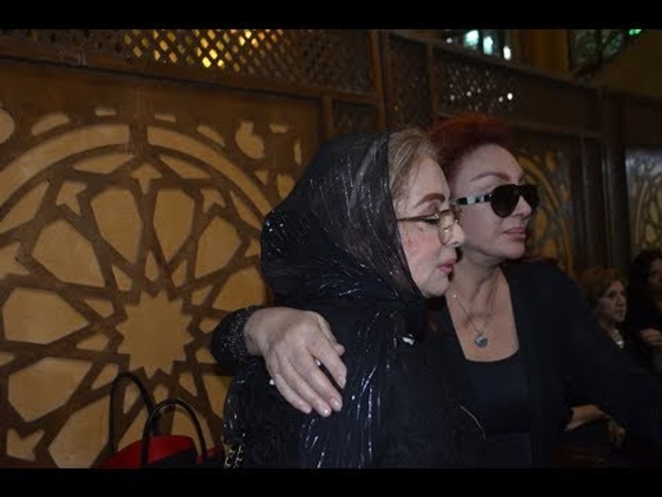 صدى البلد | نجوم الفن يشاركون في عزاء مديحة يسري ونبيلة عبيد تنهار