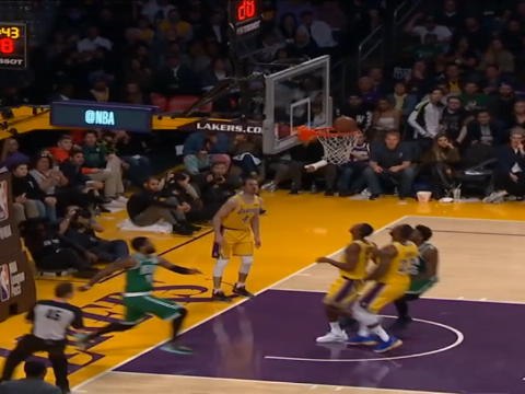 لقطة: كرة سلّة: كايري يكشر عن أنيابه أمام لوس أنجلوس ليكرز