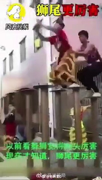 Entraînement de danseurs chinois sans leurs costumes de dragons