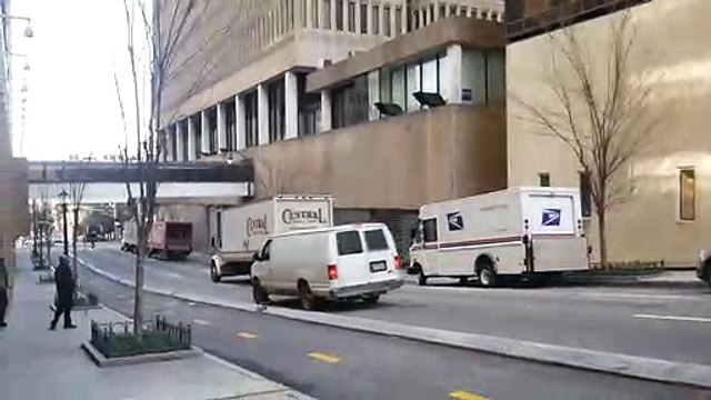 Ce fourgon démarre avec des sabots de la fourrière aux roues !