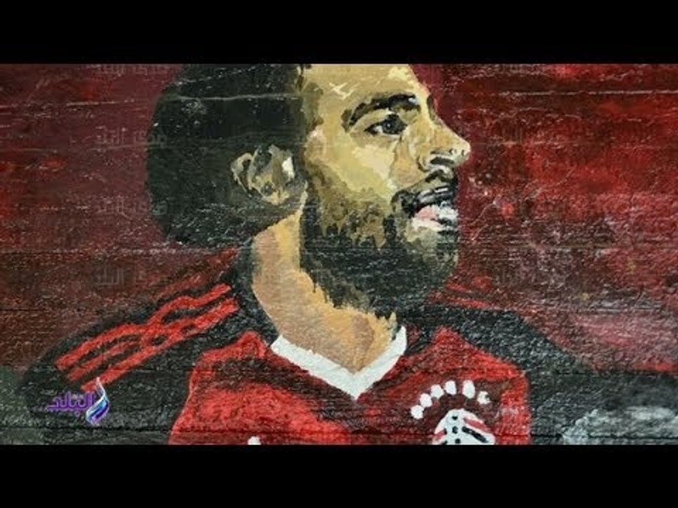 صدى البلد | رسام يقوم برسم بورتريه لمحمد صلاح بالنار