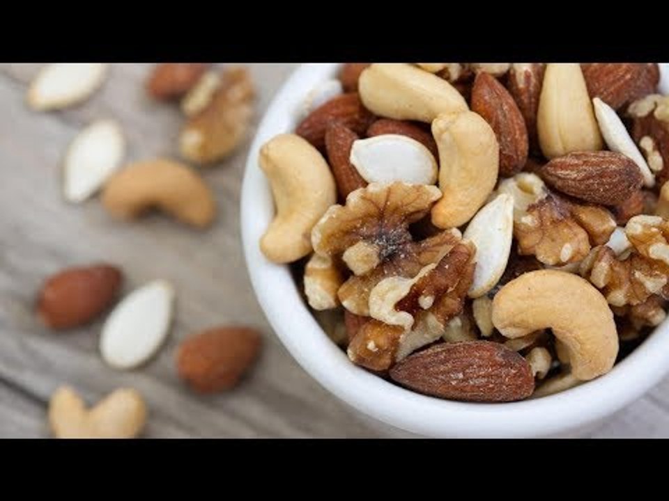 صدى البلد | تعرف علي الطريقة الصحيحة لتناول المكسرات