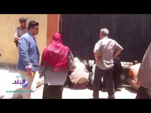 صدى البلد |زحام أولياء الامور بالفيوم بعد رفض رؤساء اللجان خروج أبنائهم
