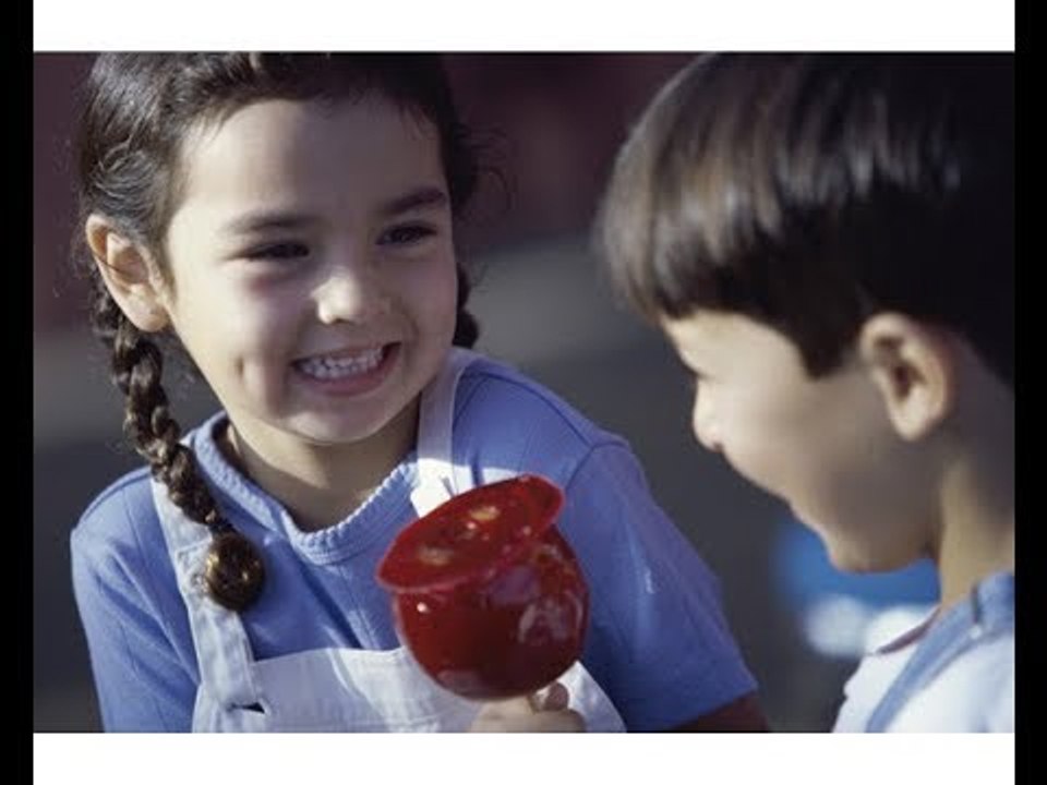 صدى البلد | كيف تعلّمين طفلك الكرم والإيجابية