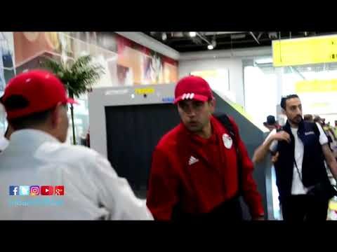 صدى البلد | رمضان صبحى يلتقط سيلفى مع الجماهير بمطار القاهرة