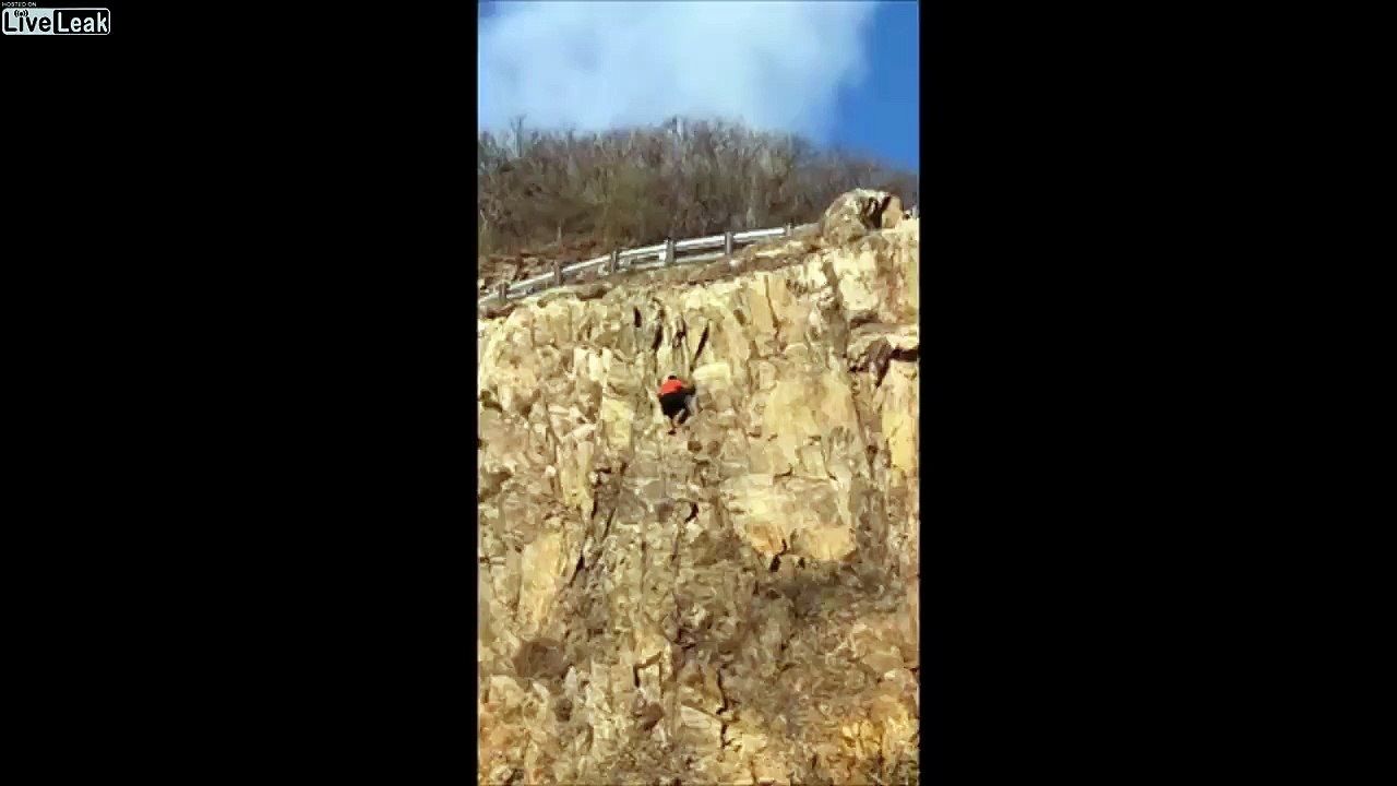 Il chute d'une falaise et s'en sort indemne par miracle !