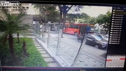 Elle fait caca derrière une voiture.. qui s'en va direct !