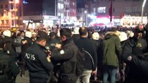 Taksim'de izinsiz gösteri yapmak isteyen gruba polis biber gazı ile müdahale etti