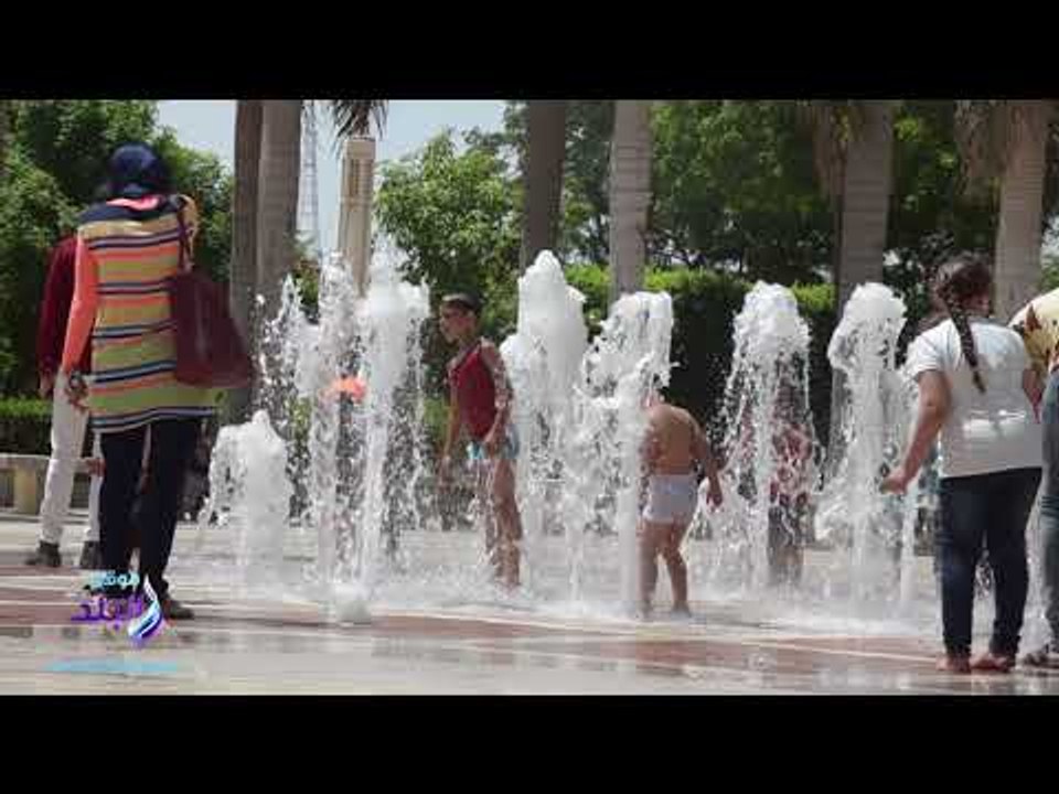 صدى البلد |  طفل يجلس على النافورة بحديقة الازهر هرباً من الحر