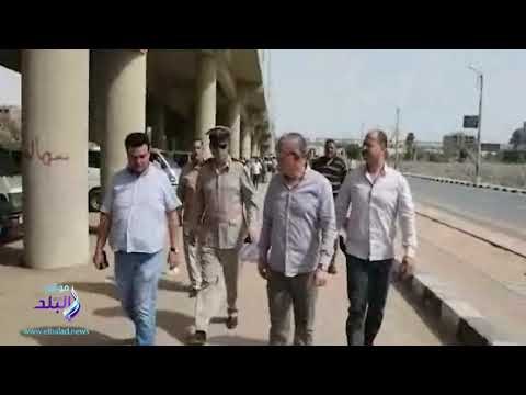 صدى البلد | محافظ المنيا يتابع تطبيق تعريفة الأجرة بموقف سيارات الاخصاص