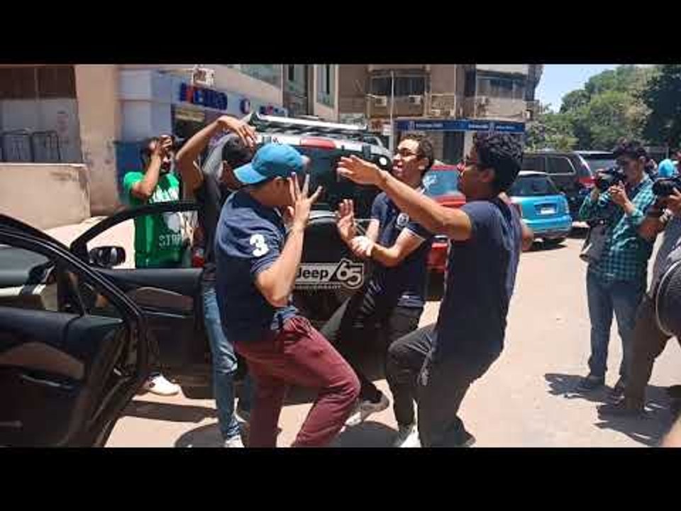 صدى البلد | طلاب الثانوية يرقصون أمام اللجان احتفالا بانتهاء امتحانات الثانوية