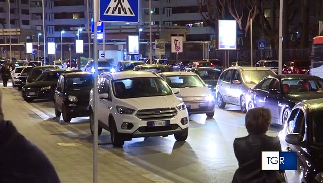 Stanno spostando la nave incagliata a Bari - il video delle operazioni