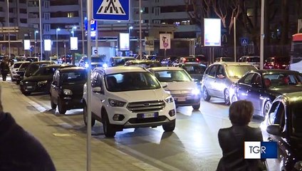 Stanno spostando la nave incagliata a Bari - il video delle operazioni