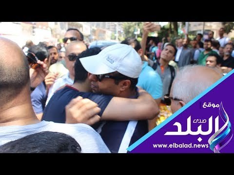صدى البلد | عضو مجلس الزمالك يودع جنازة والده بالدموع