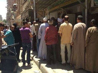 صدى البلد | طوابير أمام مكاتب البريد لصرف المعاشات