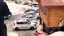 Ces voitures se font avaler par une avalanche sur un parking !