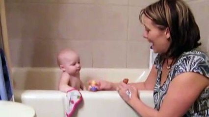 Download Video: Ce bébé adorable chante une chanson avec maman : Old McDonald