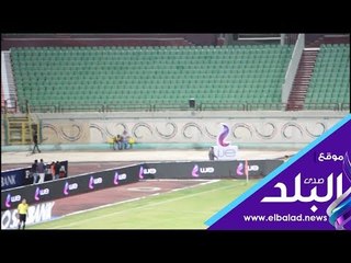 صدى البلد | لحظة اقتحام جماهير الزمالك مباراة بتروجيت والامن يطاردهم