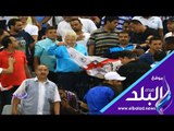 صدي البلد | مشجع يقبل مرتضي منصور فى مباراة الزمالك والقادسية