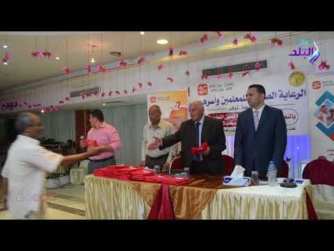 صدى البلد | المعلمين توزع كروت الرعاية الصحية علي أعضائها