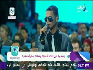 وسط تصفيق حاد..كلمة مؤثرة من شاب كفيف خلال منتدي شباب العالم .."بلاش كلمة عاجز"