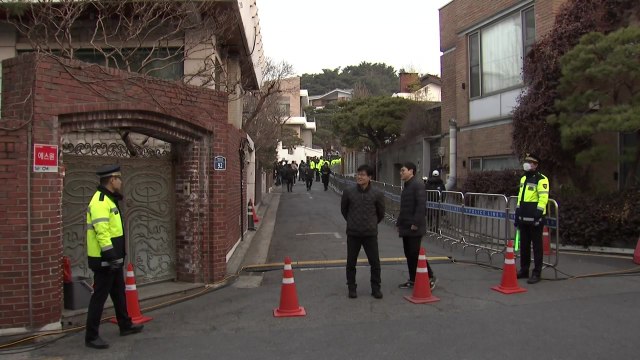 전두환 23년 만에 다시 법정 출석...이 시각 자택 앞 / YTN