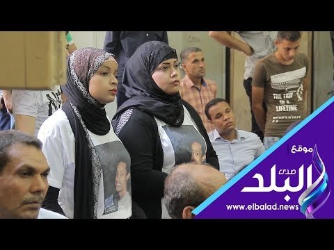 صدي البلد | أسرة عفروتو يرتدون تي شيرتات تحمل صورته داخل محكمة عابدين