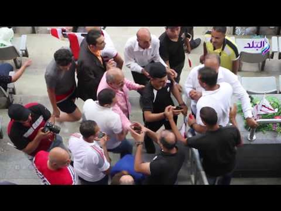 صدي البلد | جماهير الزمالك تتجمهرعلي عائله مرتضي منصور فى مدرجات برج العرب