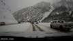 Impresionante avalancha de nieve cae sobre esta carretera