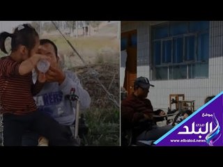 صدى البلد | قصة مؤثرة .. طفلة ترعى والدها القعيد 4 سنوات بعد هرب والدتها