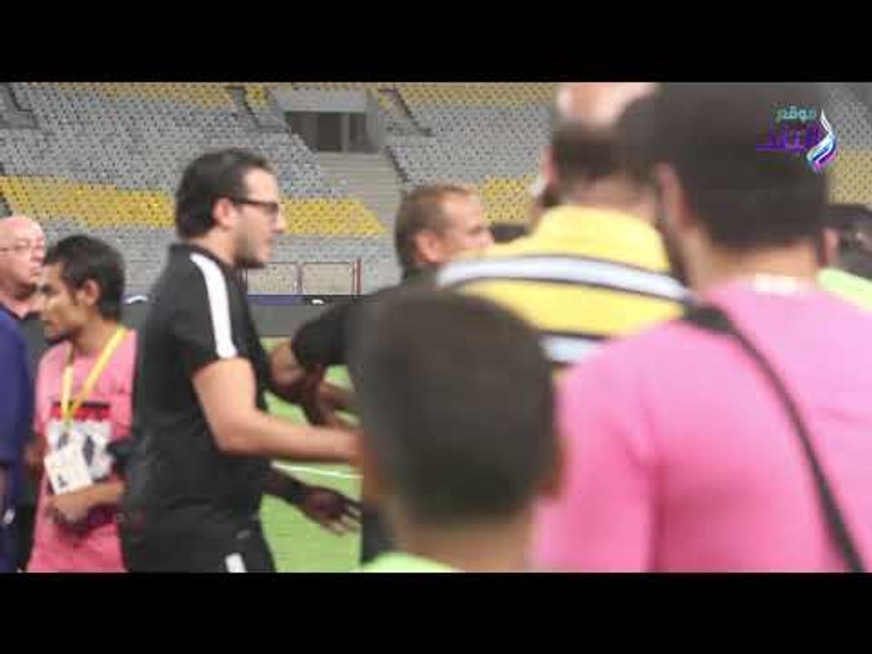 صدى البلد | خناقة جنش مع إداري سموحة وتدخل محمد إبراهيم