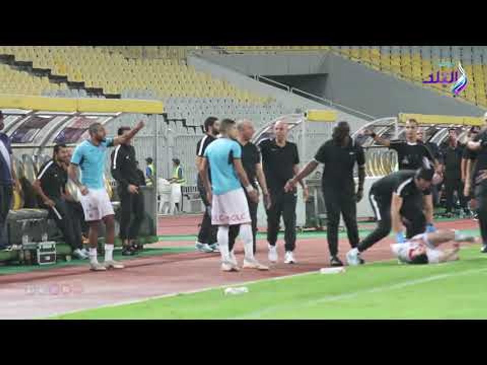 صدى البلد | إنفعالات دكة الزمالك علي الصباحي بسبب تدخلات لاعبى سموحة