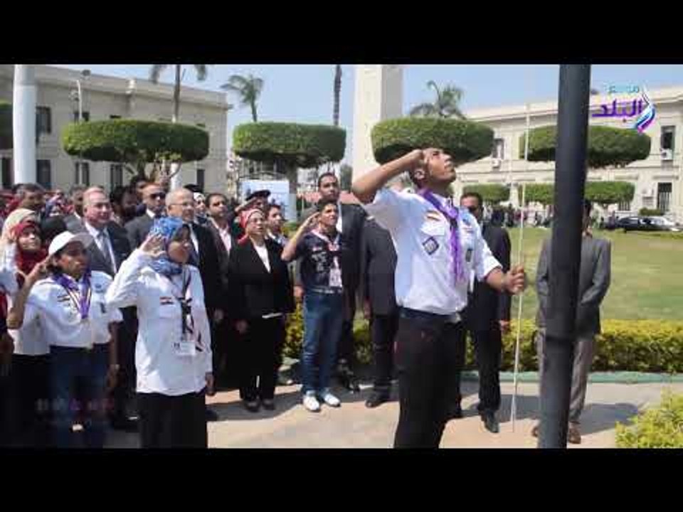 صدي البلد | الخشت يحيي النشيد ويرفع العلم لبدء العام الدراسي بجامعة القاهرة