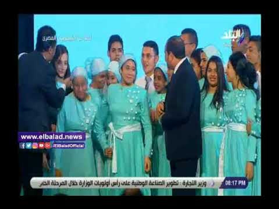 صدي البلد | السيسي يشير لمتحدي الإعاقة بعلامة أحبكم على طريقة لغة الإشارة