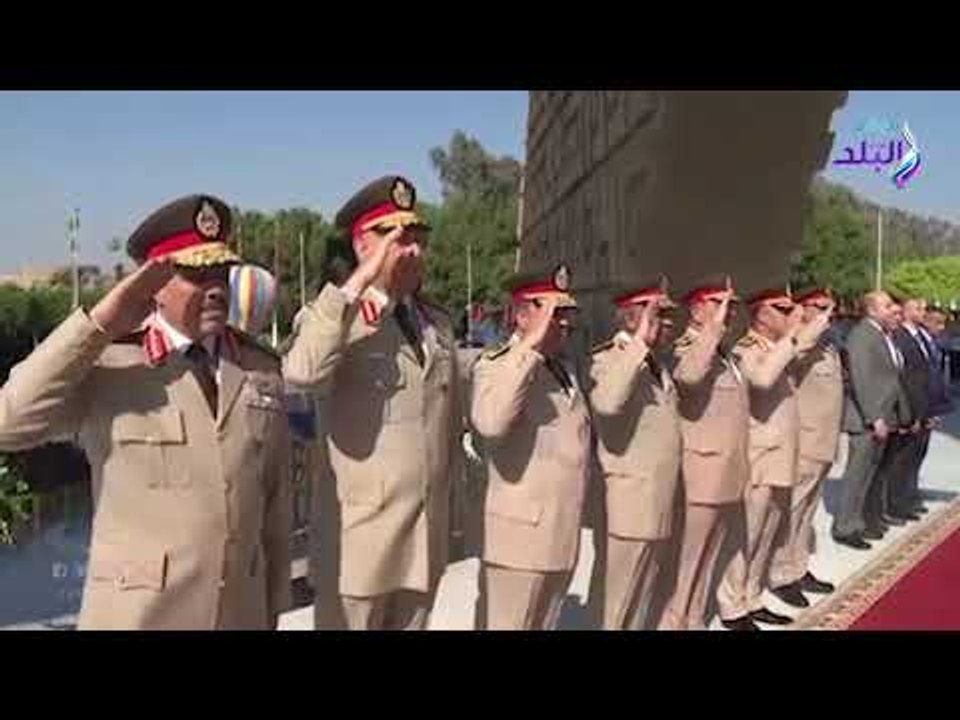 صدى البلد | الرئيس السيسي يضع إكليلا من الزهور على قبر الجندي المجهول والرؤساء الراحلين