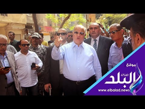 صدي البلد | محافظ القاهرة معنفا متعهد القمامة بالسيدة زينب: ايه تل الزبالة ده