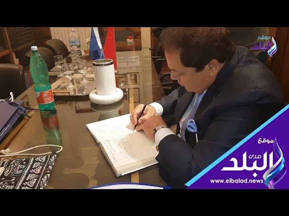 صدي البلد | أبو العينين يكتب كلمة في سجل كبار الفائزين بجائزة نوبل المتوسط