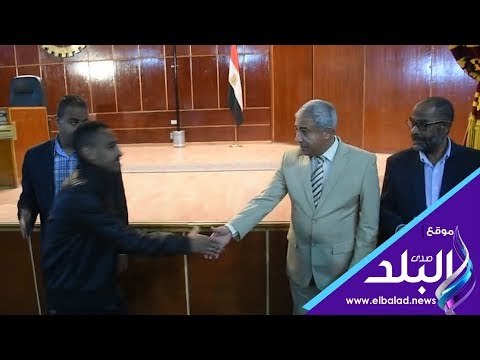 صدي البلد | محافظ أسوان يسلم 31 عقد عمل بالقطاع الخاص لمتحدى الإعاقة.