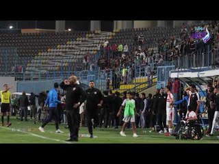 صدى البلد | شاهد .. جماهير الزمالك تلقي الزجاجات علي الجهاز الفنى لـ الداخليه